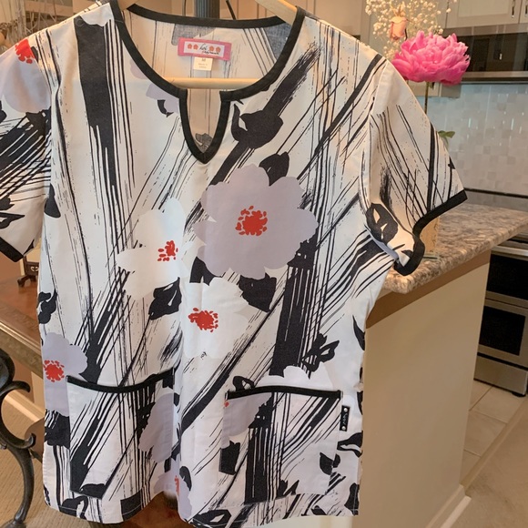 Beautiful and airy Koi nursing top, summery, with poppies - Picture 2 of 7